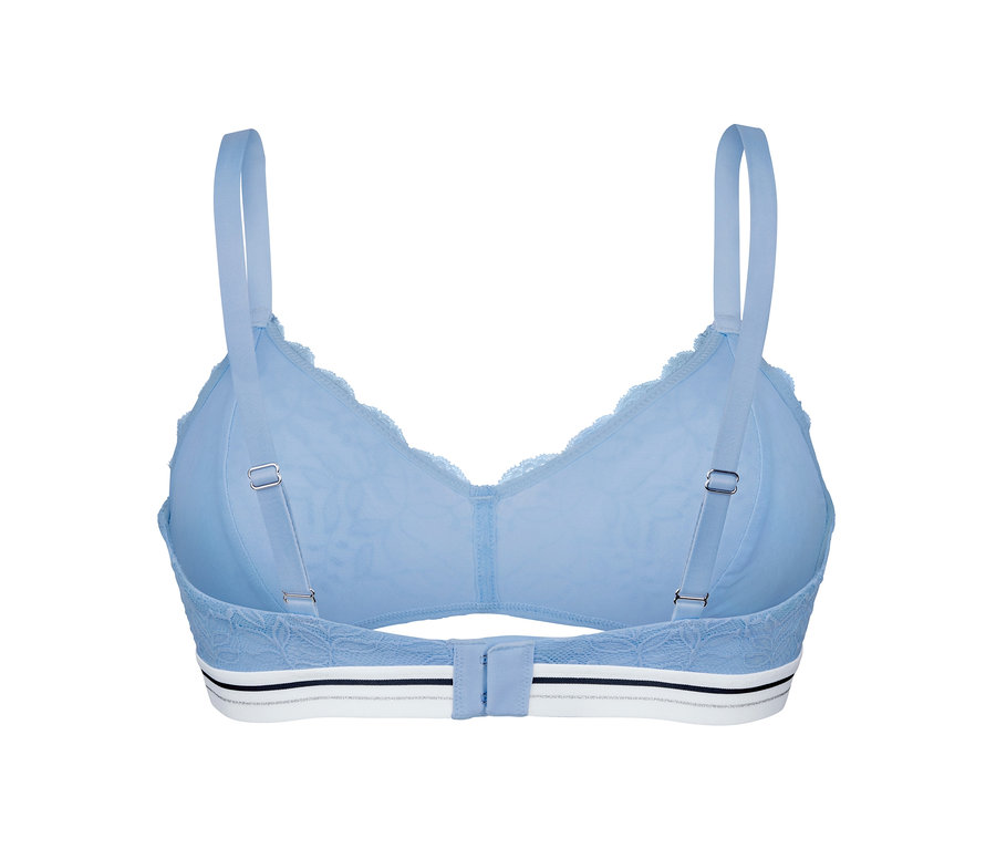 Detail světle modré měkké podprsenky.