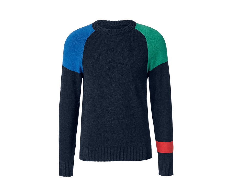Tmavě modrý svetr s kulatým výstřihem, modrým a zeleným rukávem a červeným pruhem.