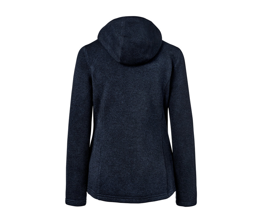 Modrá bunda z pleteného fleecu zezadu.