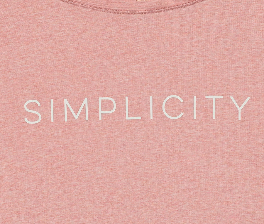Detail růžové noční košile s nápisem SIMPLICITY.