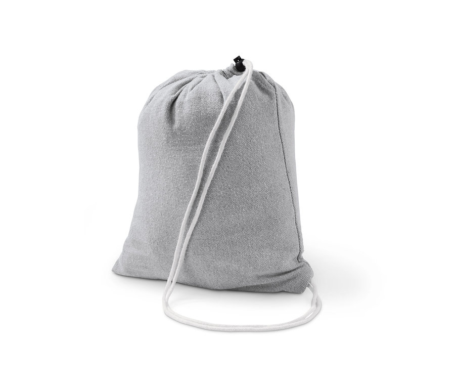 Šedá látková taška se stahovací šňůrkou.