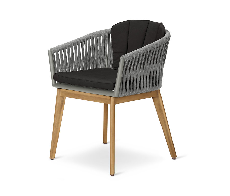 Detail jídelního křesla s textilním výpletem a černým polstrováním.