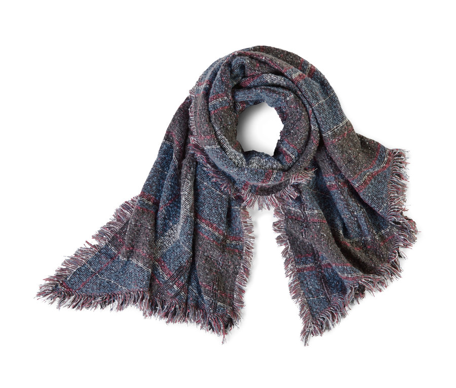 Tkaná šála XXL s třásněmi v odstínech modré a hnědé barvy leží na bílém pozadí.