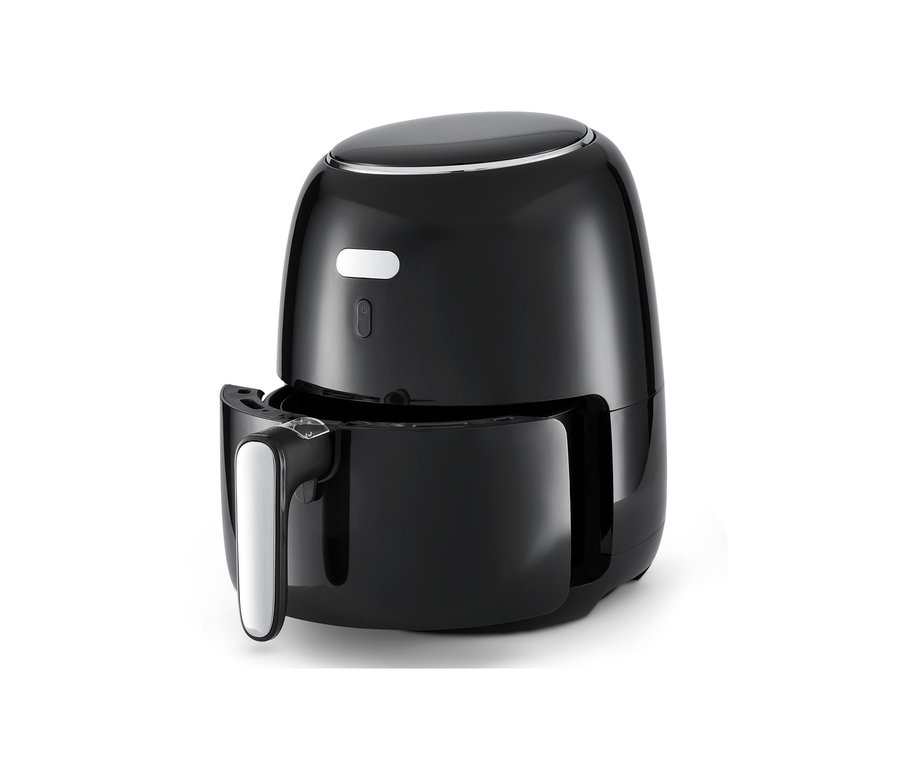 Černá digitální horkovzdušná fritéza s vysunutým košem.