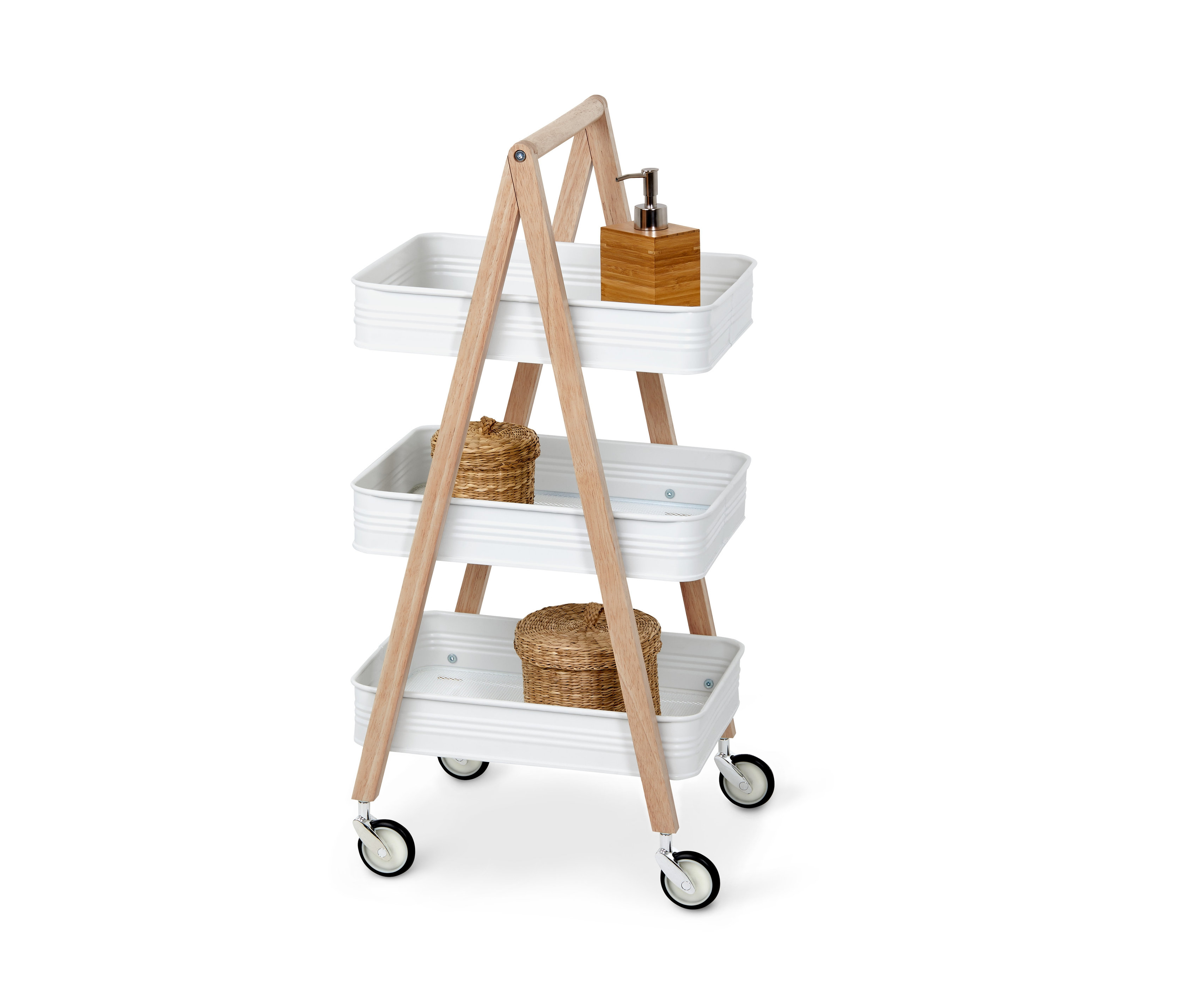 Třípatrový vozík na kolečkách s dřevěným rámem. V horní polici je dávkovač mýdla, ve střední a spodní polici jsou proutěné košíky.