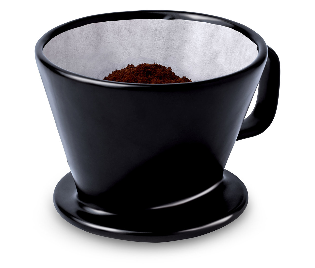 Černý ruční kávový filtr vel. 2 s papírovým filtrem a kávovou sedlinou.