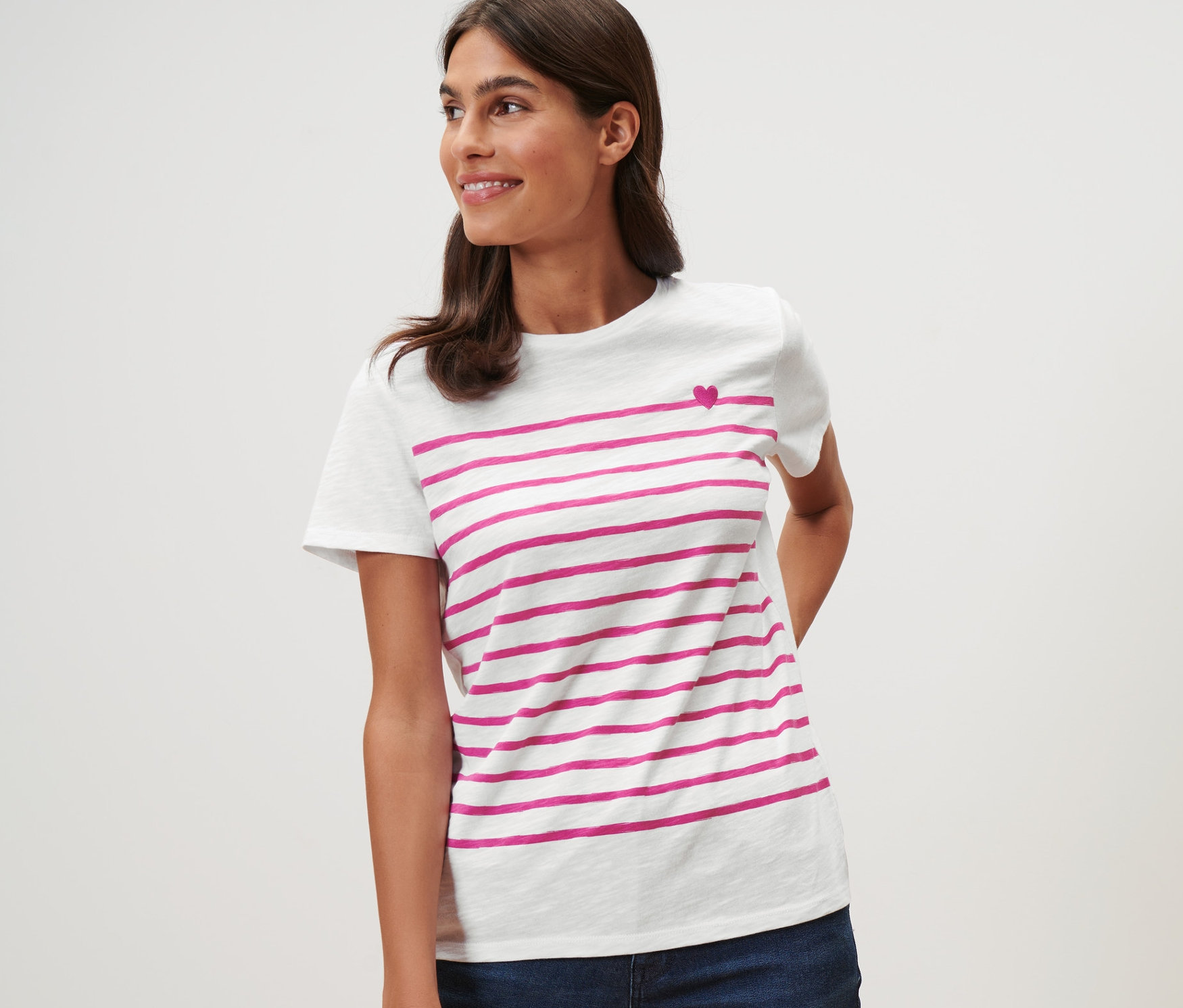 Žena má na sobě tričko s proužky.