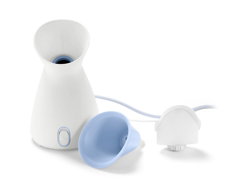 Obličejová sauna bílé barvy s modrým nástavcem a kabelem.