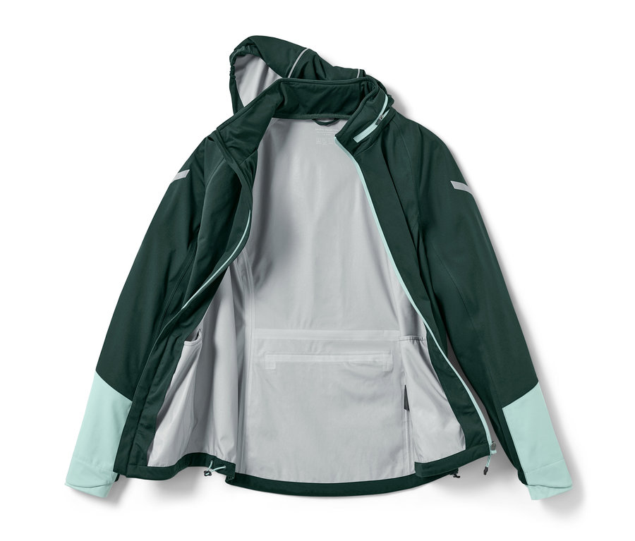 Rozepnutá cyklistická bunda do deště, zevnitř šedá, zvenku tmavě zelená s tyrkysovými rukávy.
