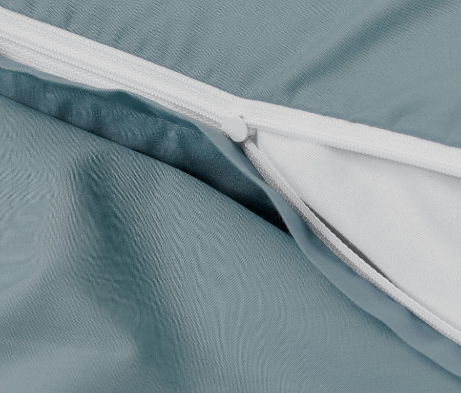 Detail modrého perkálového povlečení se zipem.