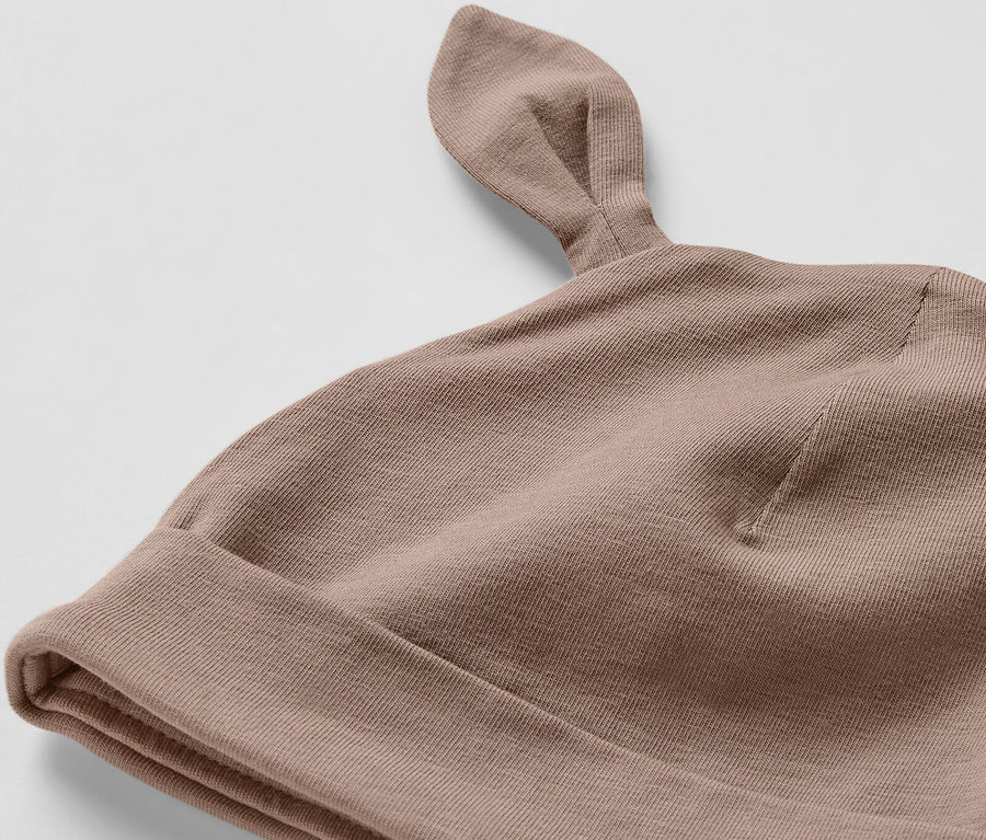 Detail hnědé soupravy pro miminka s oušky.