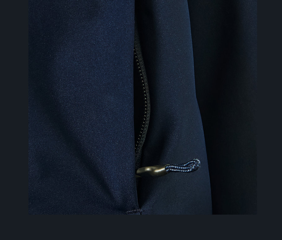 Detail modré outdoorové bundy 3 v 1 se zipem.