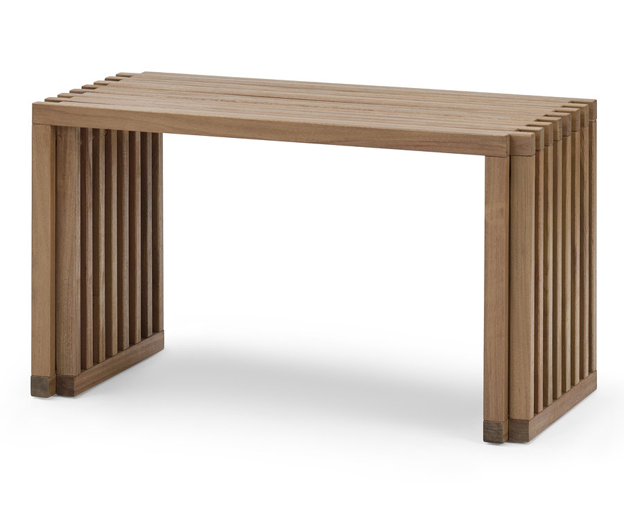 Na bílém pozadí stojí jedna rozkládací lavice.