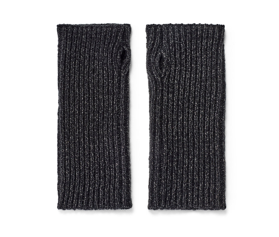 Dva pletené návleky na ruce se třpytivým efektem leží vedle sebe na bílém pozadí.