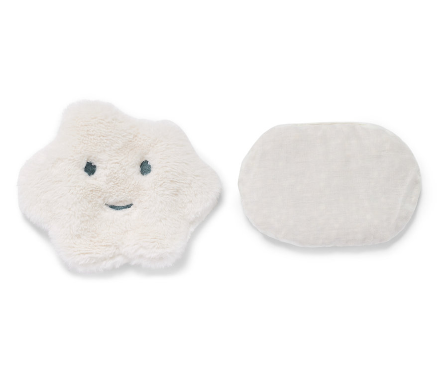 Nahřívací polštářek s třešňovými peckami ve tvaru obláčku a oválný polštářek vedle sebe.