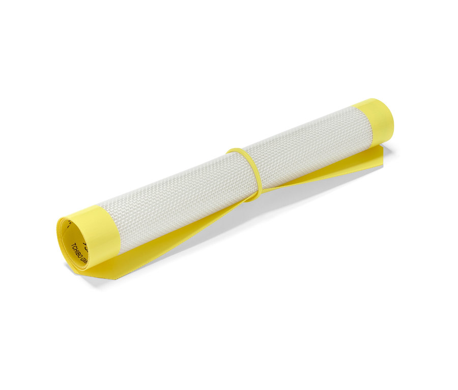 Srolovaná pečicí podložka pro opakované použití vyztužená skleněnými vlákny s žlutým páskem.