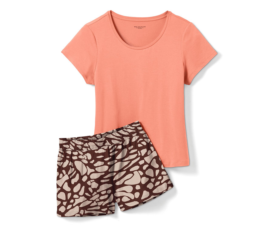 Krátké pyžamo s korálovým tričkem a hnědými vzorovanými šortkami leží na bílém pozadí.