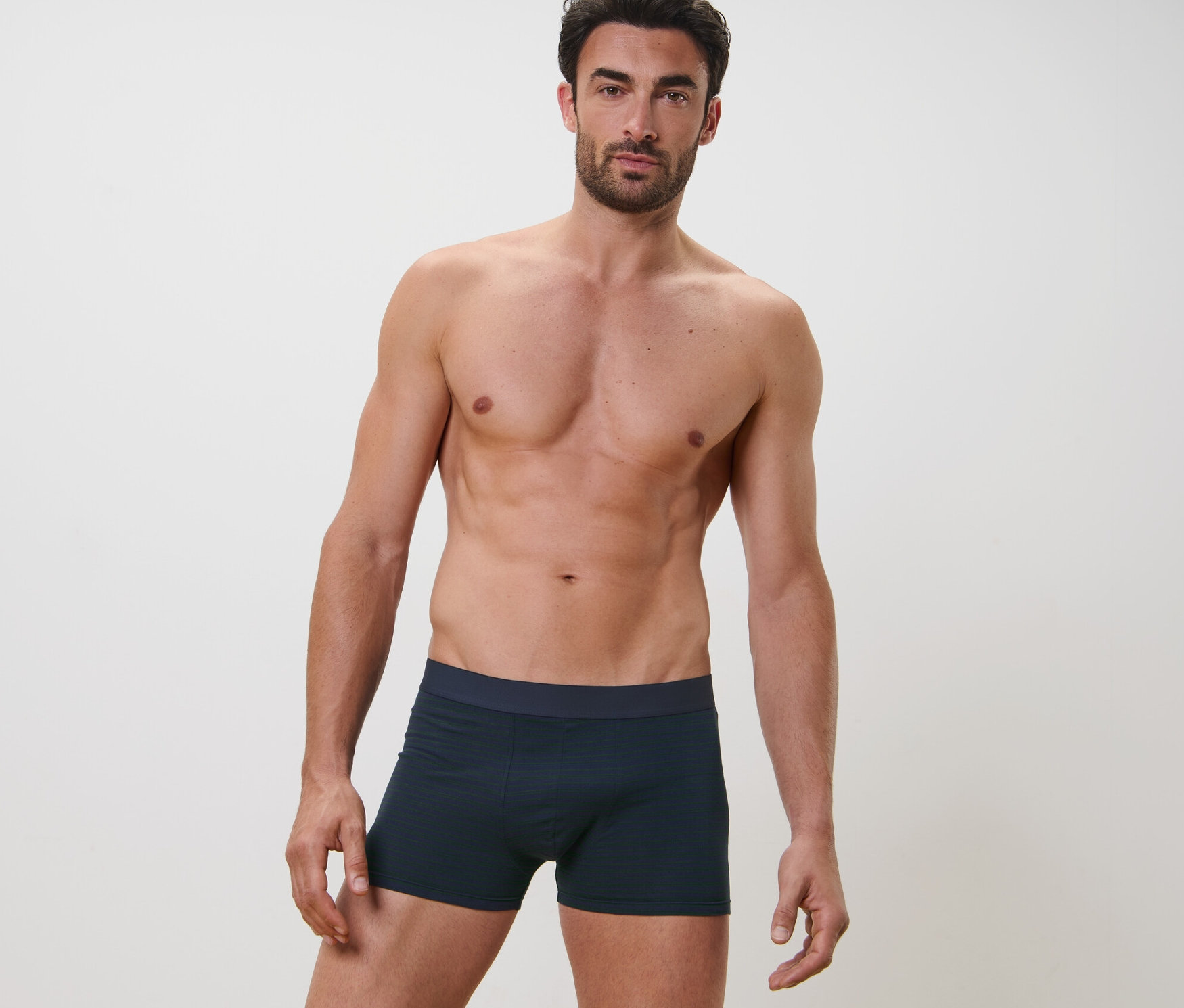Muž pózuje na obrázku a má na sobě boxerky, 2 ks.
