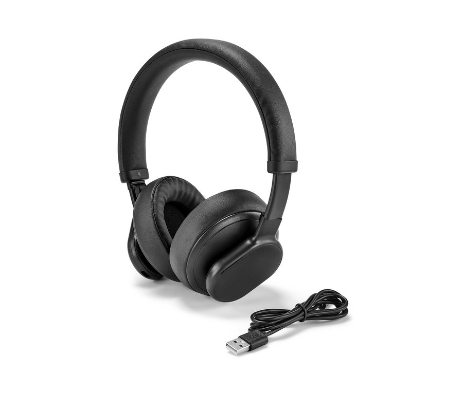 Černá sluchátka s Bluetooth® a dotykovou funkcí leží vedle sebe s nabíjecím kabelem.