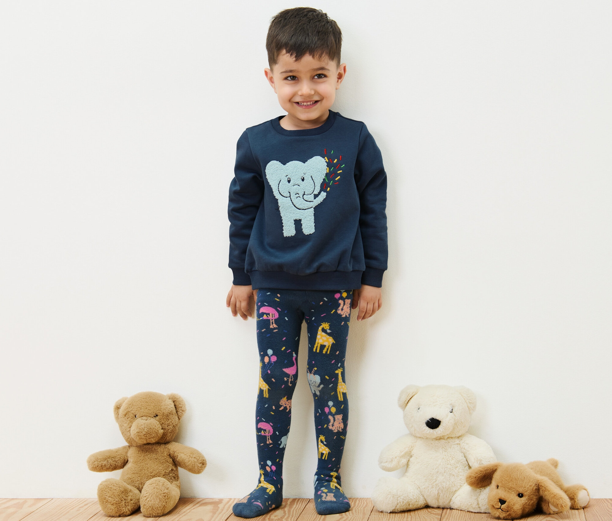 Chlapec stojí a má na sobě termo punčocháče s potiskem zvířat, 3 ks.