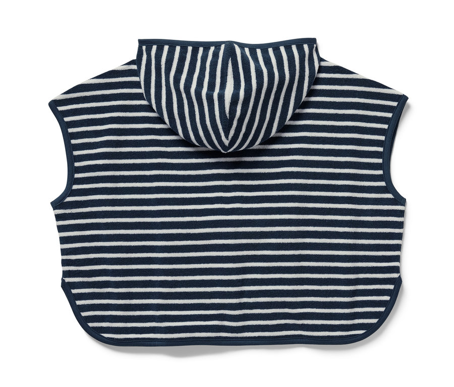 Pohled shora na froté pončo s motivem moře s kapucí a modrými a bílými pruhy.