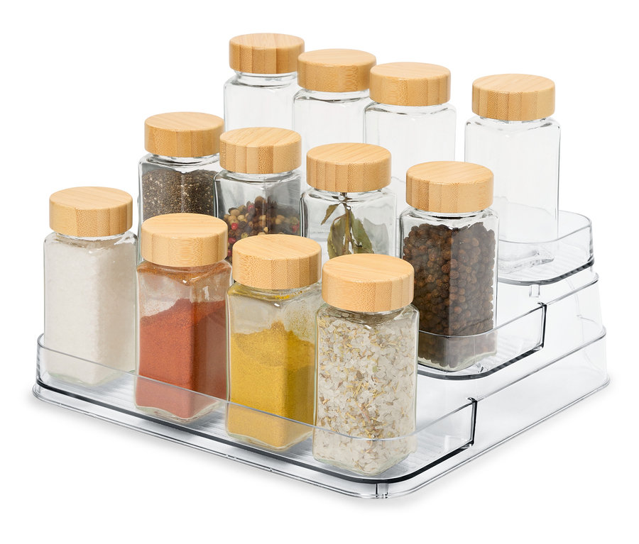 Na průhledném třívrstvém organizéru je 12 skleněných kořenek s dřevěnými víčky.