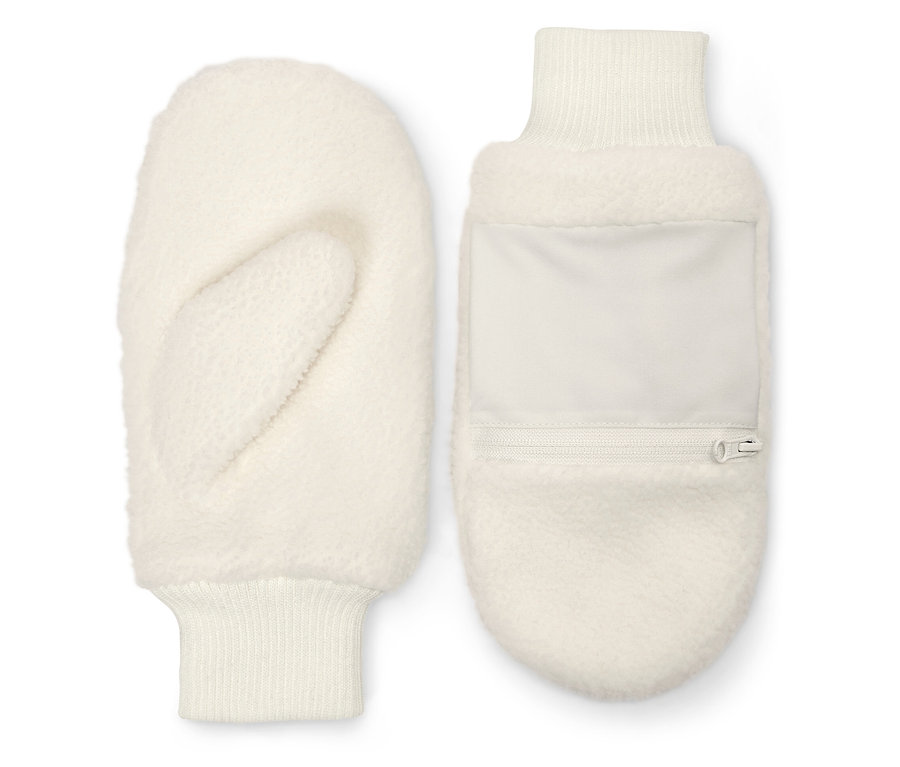 Dvě bílé palčáky leží vedle sebe. Jeden má kapsu na zip.