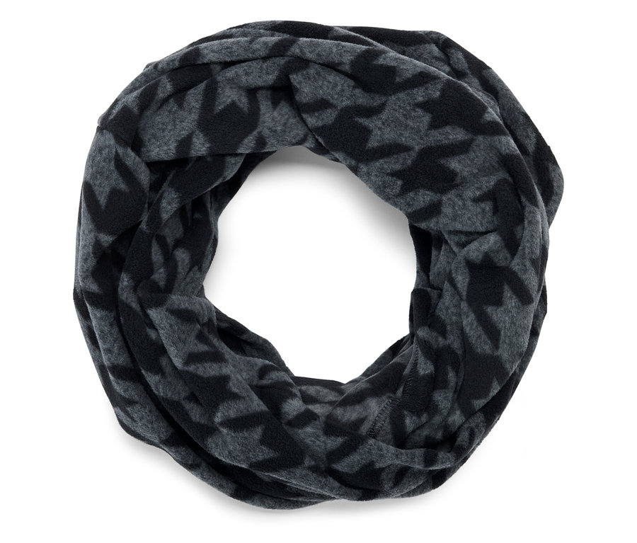 Šedá tunelová šála s černým vzorem kohoutí stopy.