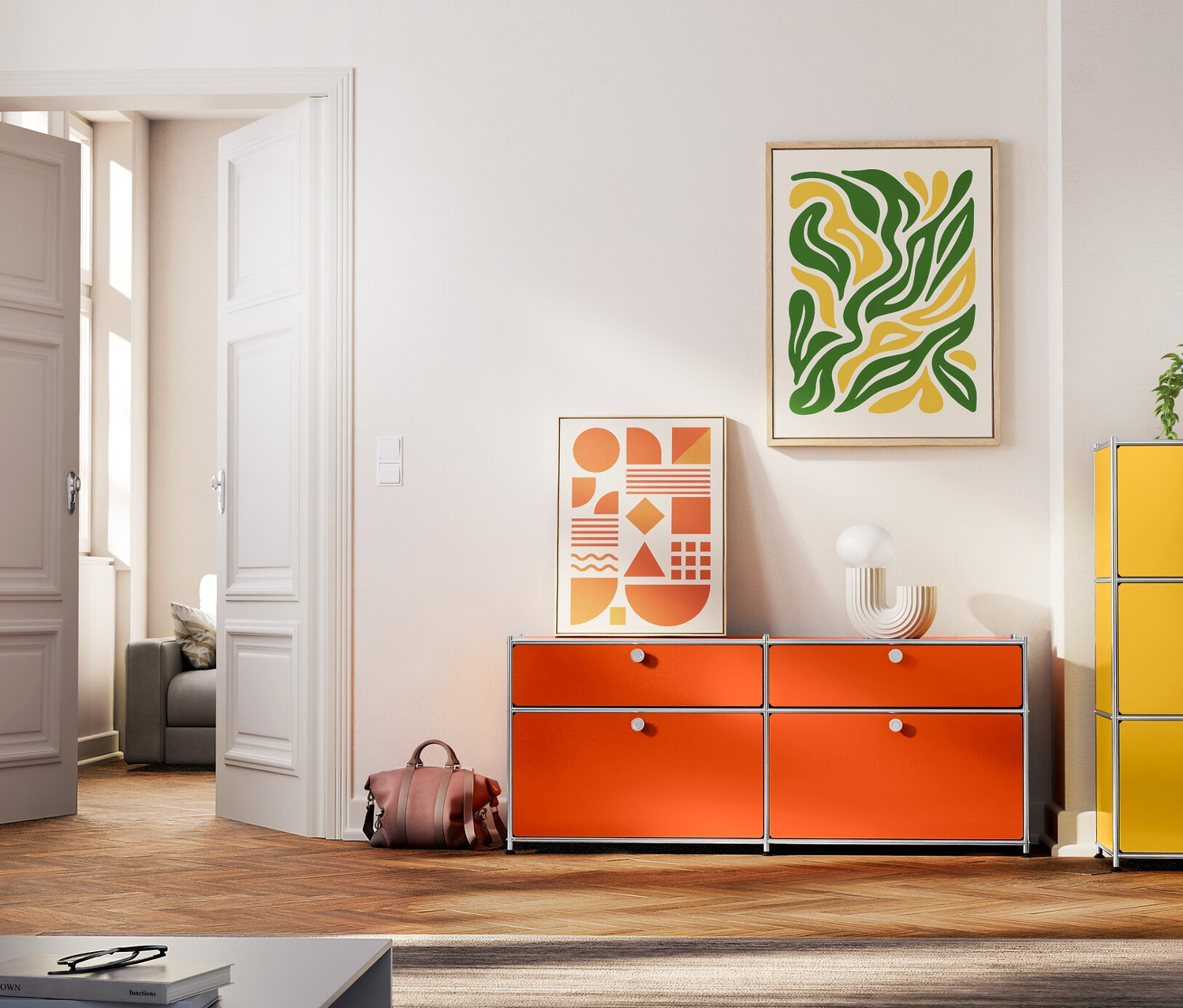 Obývací pokoj s různobarevnými kovovými komodami.