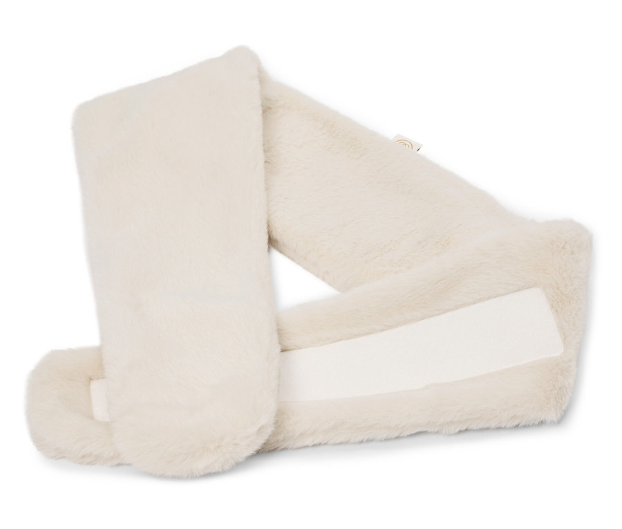 Krémově bílý kožešinový šál s bílým zapínáním na suchý zip, leží na bílém pozadí.