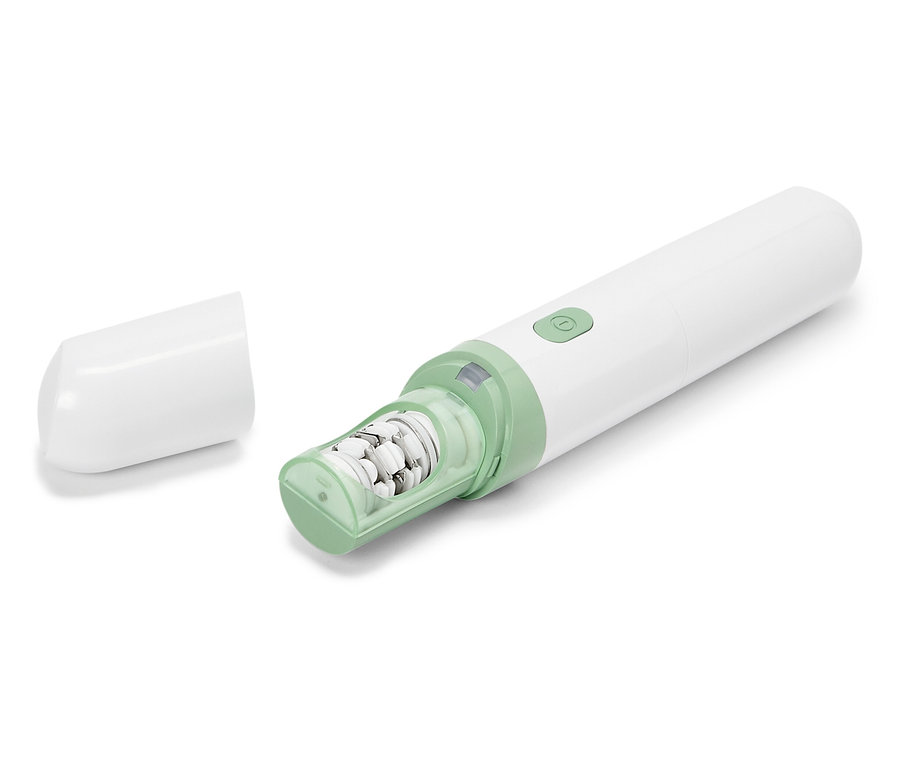 Bílý elektronický pilník na nohy se zelenými akcenty leží na bílém pozadí se sejmutým ochranným krytem.