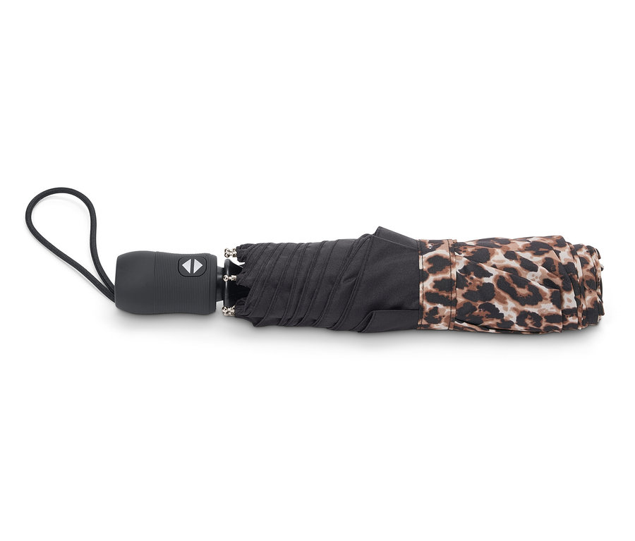 Složený deštník s černou rukojetí a potahem částečně černým a částečně s leopardím vzorem.