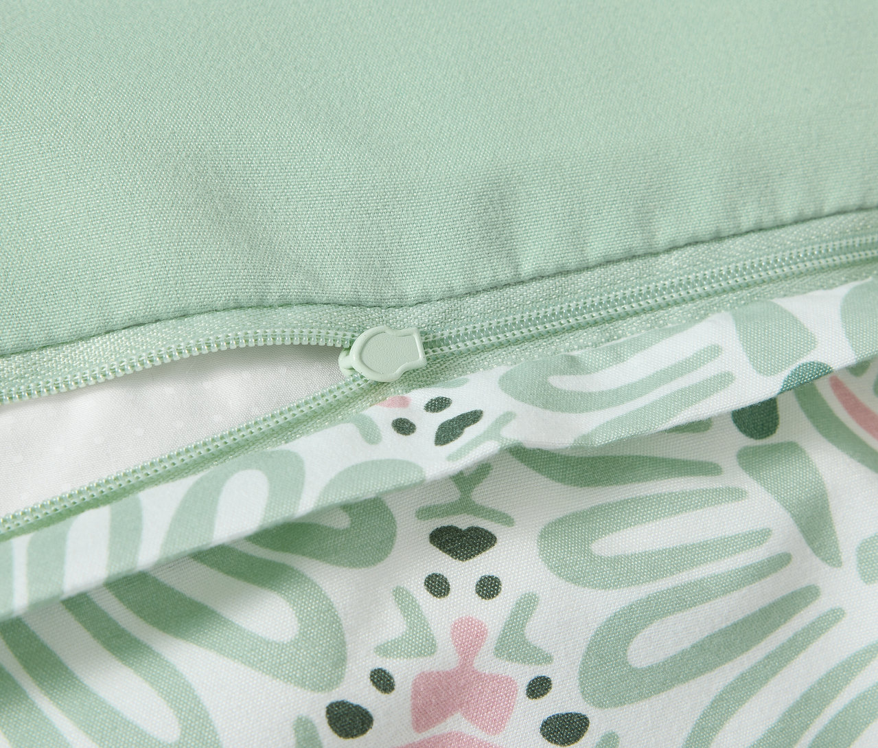 Detail zeleného povlečení z mikrovlákna standardní velikosti se zipem.