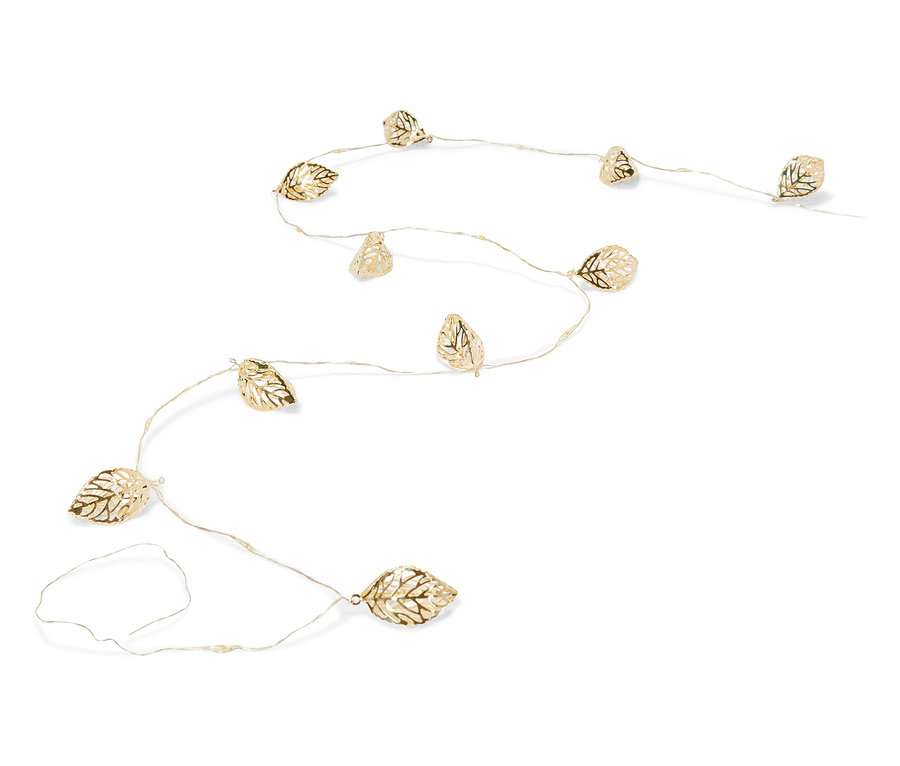 Řetěz světel ve tvaru zlatých listů na bílém pozadí.