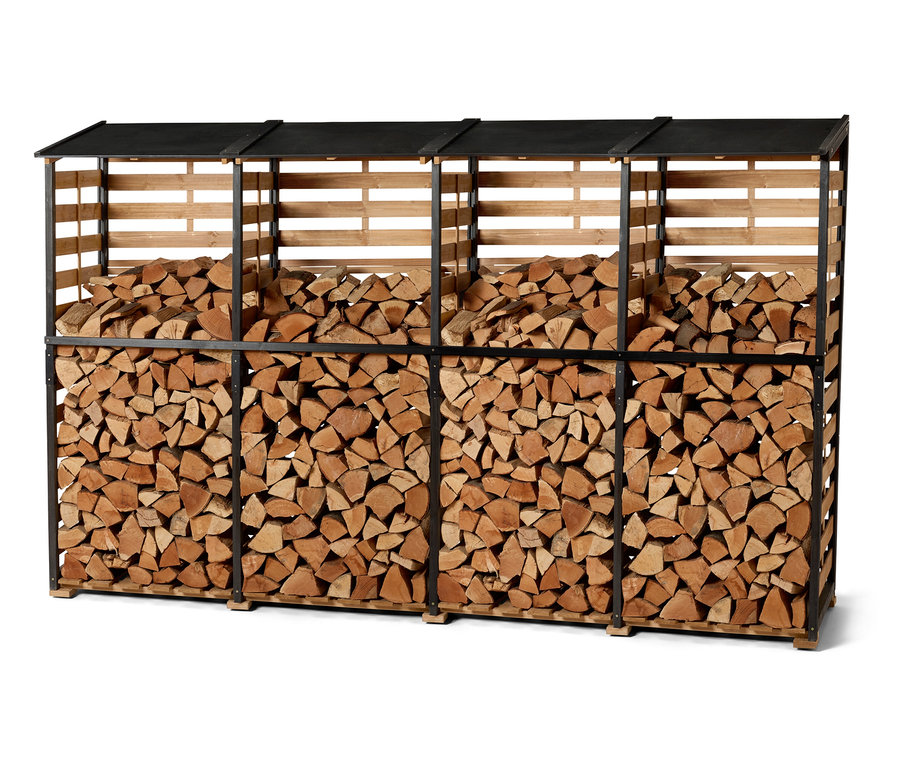 Dřevník s hromadou polen.