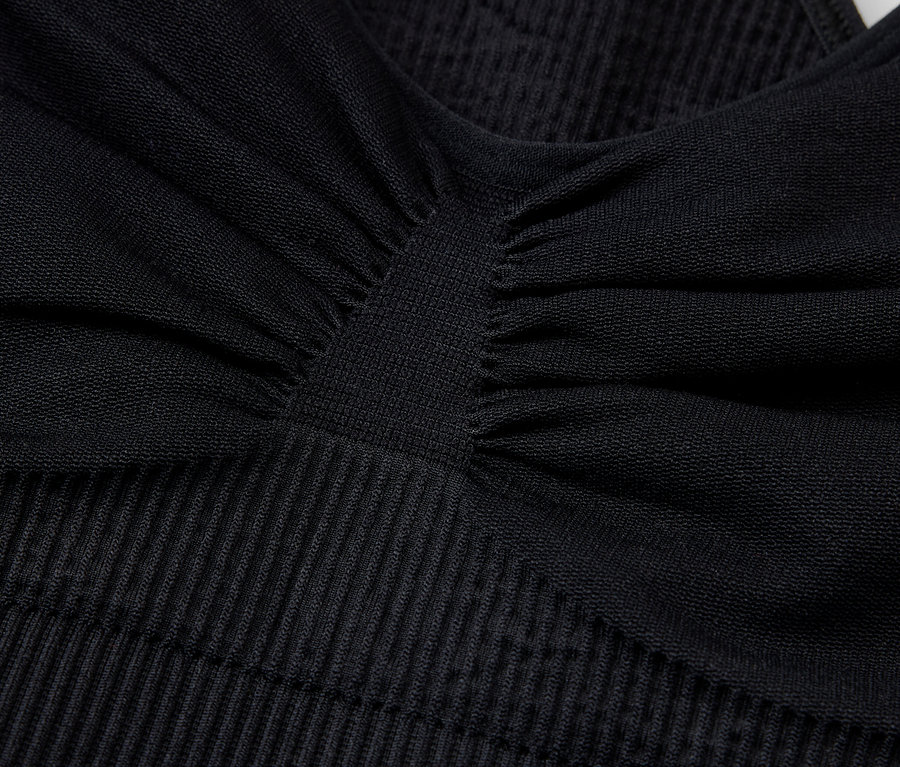 Detailní záběr na černou sportovní podprsenku s texturou.