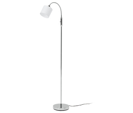 Stojací lampa s bílým stínidlem a chromovanou konstrukcí.