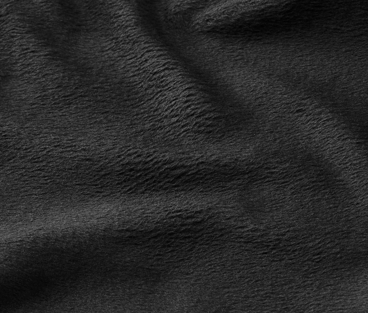 Detailní záběr textury černé látky.