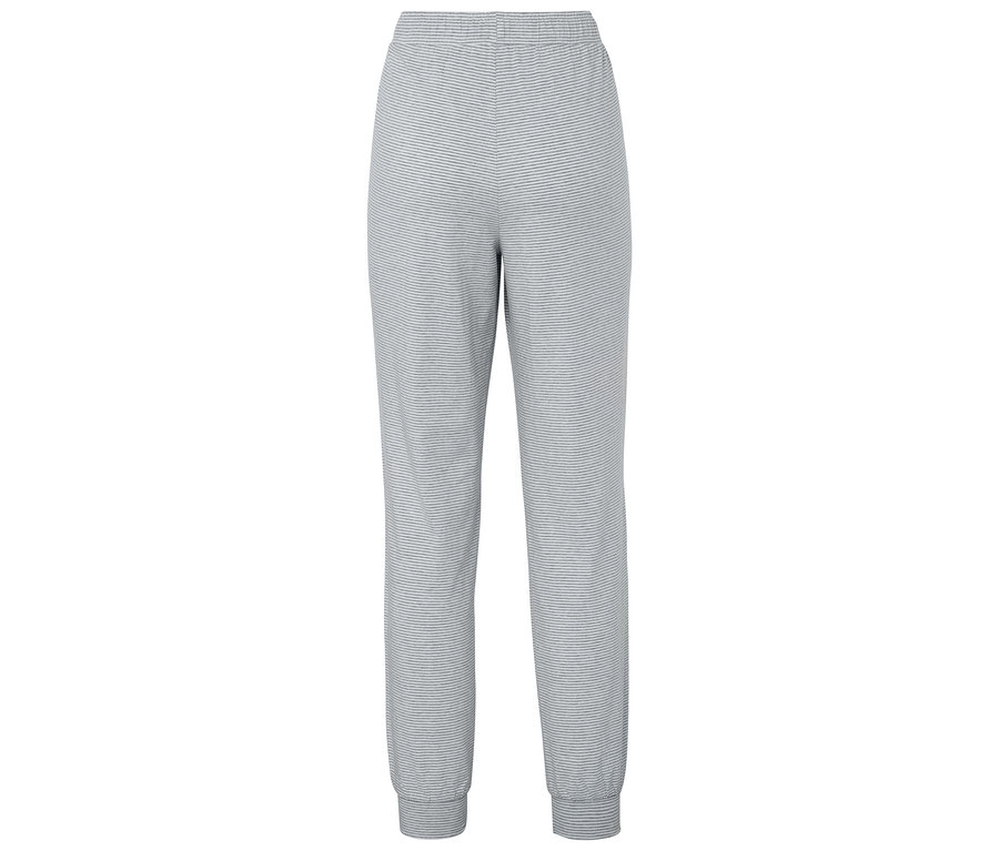 Pohled zezadu na šedé tepláky.