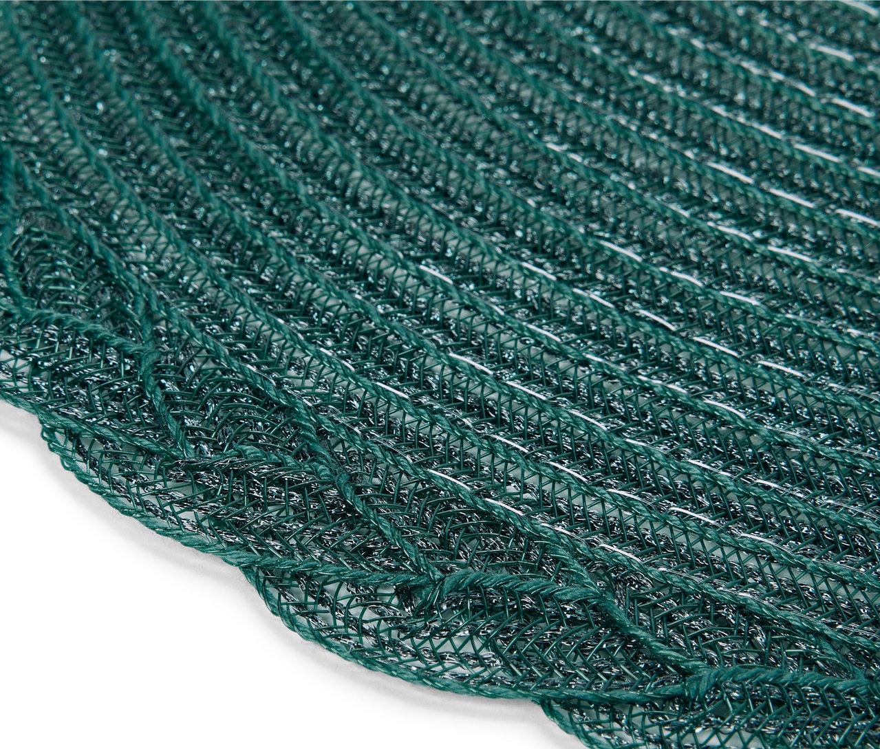 Detailní pohled na tmavě zelenou háčkovanou prostírku s vlnitým okrajem.