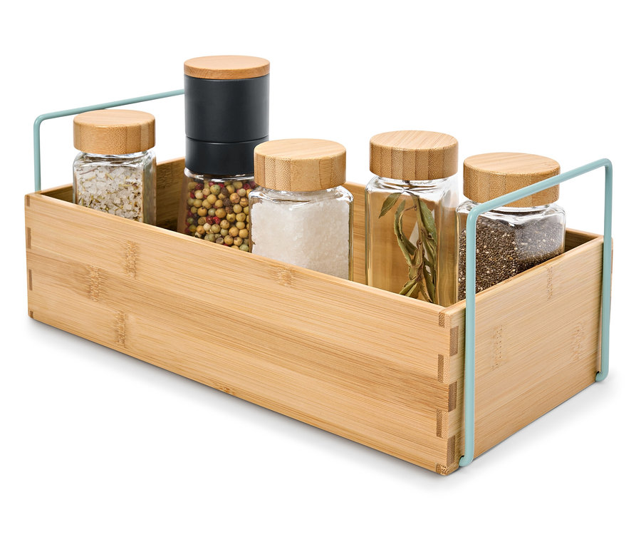Bambusová krabička s pěti skleněnými nádobami a víčky z přírodního dřeva, obsahující sůl, pepř a koření.