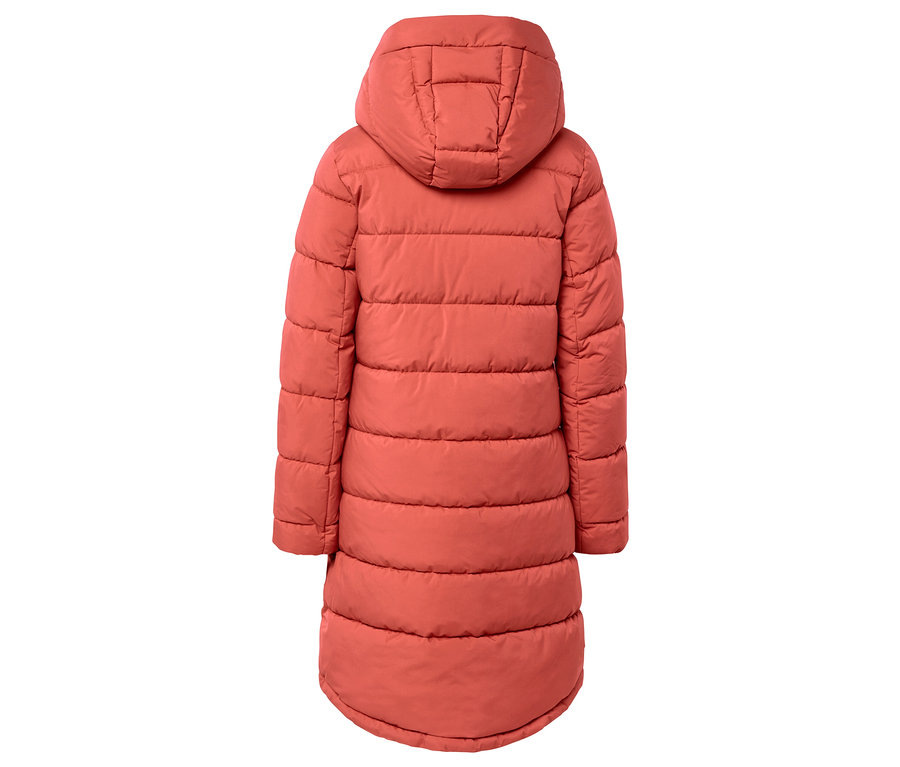 Zadní pohled na dlouhou prošívanou bundu s kapucí v korálové barvě.