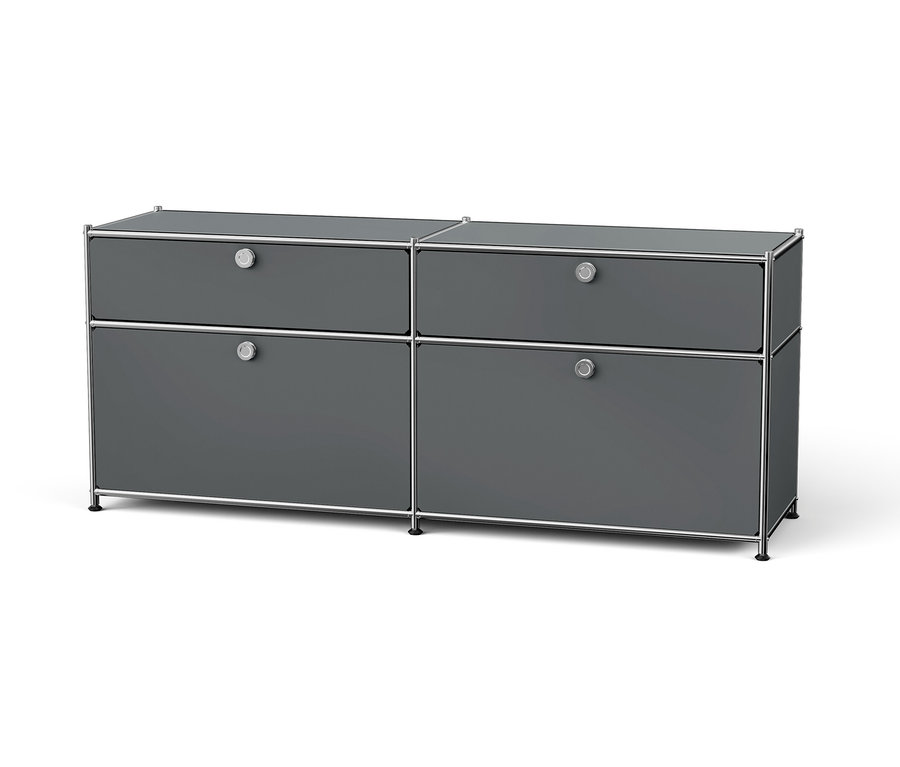 Šedá komoda se čtyřmi zásuvkami a chromovaným rámem.