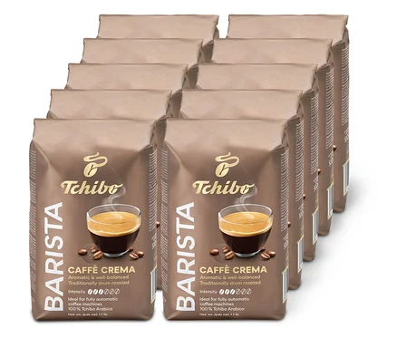 Na polici je uspořádáno několik balení kávových zrn Tchibo Barista Caffè Crema.