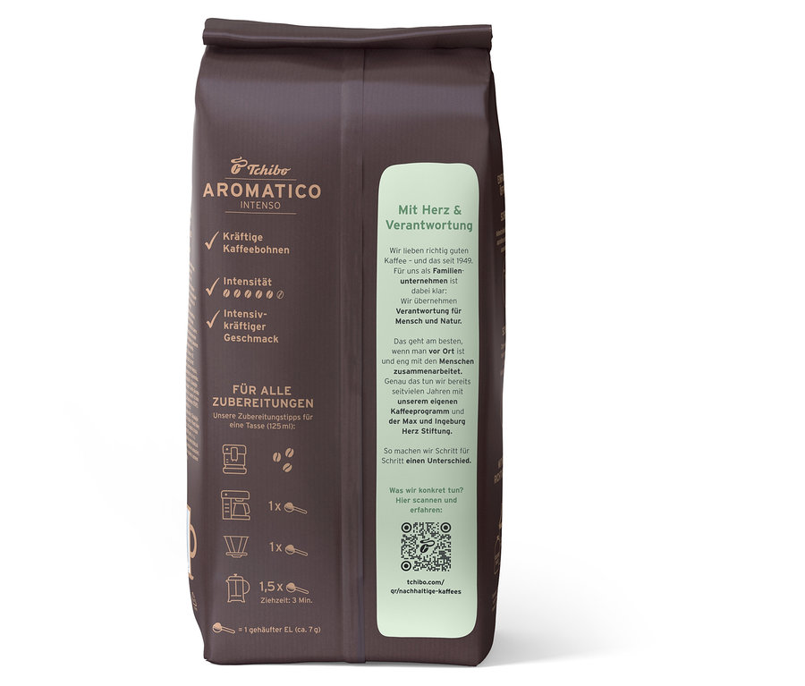 Svisle zobrazené balení zrnkové kávy Tchibo Aromatico Intenso – 1 kg.