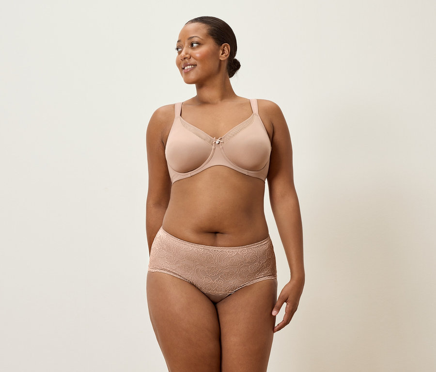 Žena má na sobě tělovou podprsenku a krajkové kalhotky.