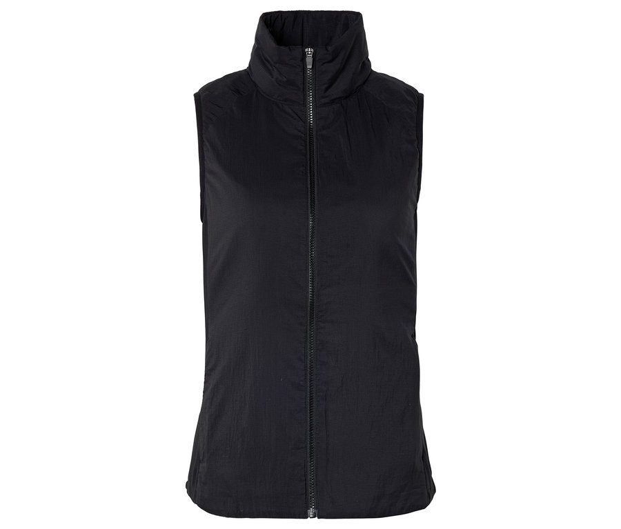 Černá prošívaná vesta bez rukávů se zipem po celé délce.