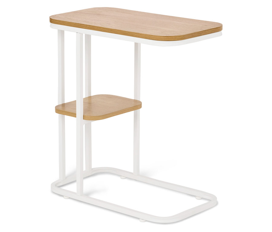 Příruční stolek s dřevěnými deskami a bílým kovovým rámem.