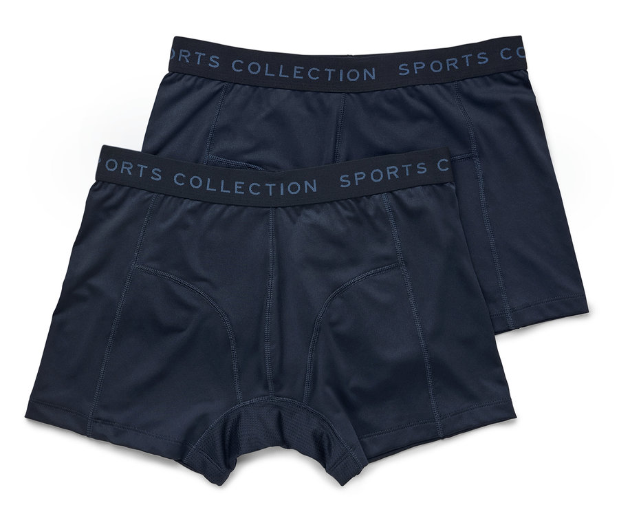 Dvoje námořnicky modré boxerky leží na sobě, s nápisem "SPORTS COLLECTION SPORTS CO" na pase.