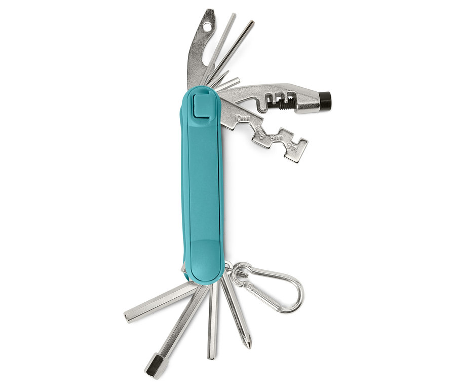 Detailní záběr multifunkčního nástroje s modrou rukojetí a různými nástroji z nerezové oceli, včetně šroubováků, imbusových klíčů a nýtovače řetězu, na bílém pozadí.